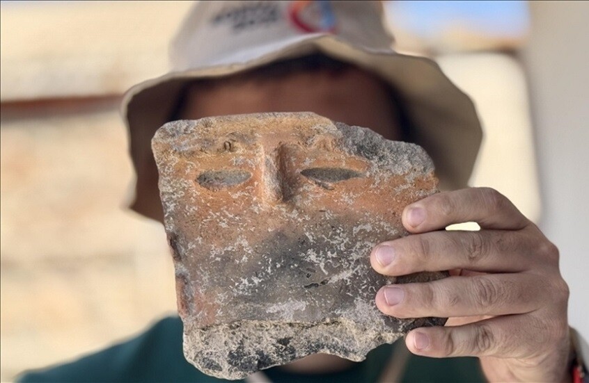 تركيا.. العثور على قطعة أثرية فخارية بوجه بشري يعود تاريخها إلى 5000 عام